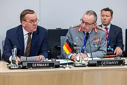 &laquo;Wir brauchen eine milit&auml;risch starke Ukraine&raquo;, sagt Verteidigungsminister Boris Pistorius (l). - &copy; Geert Vanden Wijngaert/AP/dpa