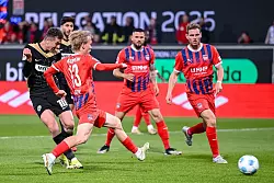 Torjäger Fisnik Asllani will Elversberg gegen Heidenheim in die erste Liga schießen - © Harry Langer/dpa