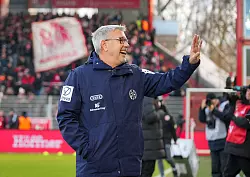 Mainz-Trainer Urs Fischer winkt bei seiner R&uuml;ckkehr nach Berlin ins Publikum. - &copy; Soeren Stache/dpa