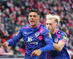 Nadiem Amiri (l.) und Benedict Hollerbach (r.) bejubeln den Mainzer F&uuml;hrungstreffer. - &copy; Soeren Stache/dpa