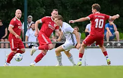 Nun in der Kreisliga aktiv: Ex-Profi Marcel Halstenberg (weißes Trikot). - © Julian Stratenschulte/dpa