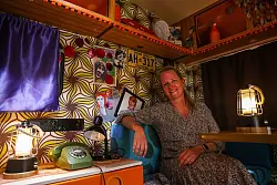 Verena ist eigentlich keine Camperin - aber die Indoor-Version wollte sie mal erleben. Ihr Wohnwagen ist im Flower-Power-Stil der 70-er Jahre gehalten. - © Oliver Berg/dpa