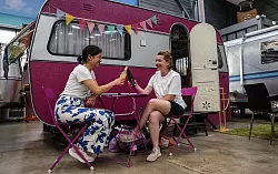 Die beiden Französinnen genießen einen Abend in Bonn in entspannter Camping-Atmosphäre in der Halle des Basecamp. - © Oliver Berg/dpa