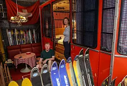 Paul Starrach aus Gießen ist versierter Camper. Die Indoor-Version erlebt er erstmals - und ist begeistert. - © Oliver Berg/dpa