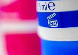 Die Angabe «6M» oder «12M» auf Kosmetikprodukten bezieht sich auf die empfohlene Verwendungsdauer nach dem Öffnen. - © Andrea Warnecke/dpa-tmn