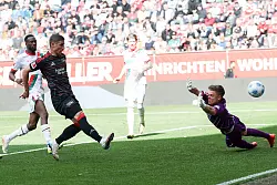 Berlins Matchwinner Andrej Ilic (l) bei seinem ersten Tor zum 1:1. FCA-Torwart Finn Dahmen ist chancenlos. - © Daniel Löb/dpa