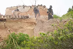 Das Suchgebiet ist kaum besiedelt, es gibt einige verlassene Hausruinen. - © James Manning/PA Wire/dpa