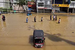 Ein Zyklon hat Sri Lanka schwer verwüstet. - © Eranga Jayawardena/AP/dpa