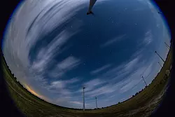 Schon seit Monatsbeginn tauchen die Meteore am Nachthimmel auf. - © Jens Büttner/dpa