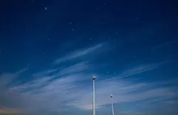 Der helle Mond erschwerte allerdings die Sicht auf die Sternschnuppen. - © Jens Büttner/dpa