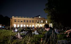 Wer viele Sternschnuppen sehen will, sollte möglichst raus aus den Städten - dorthin, wo es wenig Licht gibt. - © Britta Pedersen/dpa