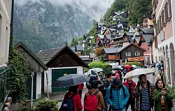 Klein, charmant und &uuml;berf&uuml;llt: Hallstatt ist bei vielen Touristen sehr beliebt. (Archivbild) - &copy; Christian Bruna/EPA/dpa