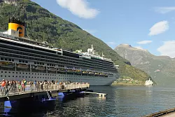 Kreuzfahrtschiffe bringen Tagesausfl&uuml;gler, deren Zahl oft die Einwohnerzahl &uuml;bersteigt. (Archivbild) - &copy; Sigrid Harms/dpa