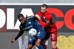 Paderborns Ilyas Ansah (l) und Kaiserslauterns Luca Sirch im Zweikampf. - © David Inderlied/dpa