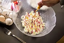 Sprühsahne in eine Form sprühen und Lebensmittelfarbe darüber geben. - © Christin Klose/dpa-tmn