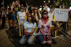 Auf Protestkundgebungen wird Israels Regierungschef Netanjahu vorgeworfen, die Geiseln in Gaza im Stich zu lassen. - &copy; Ohad Zwigenberg/AP/dpa