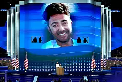 Beim Parteitag der US-Demokraten r&uuml;hrten die Eltern von Hersh Goldberg-Polin die Anwesenden zu Tr&auml;nen. (Archivbild) - &copy; J. Scott Applewhite/AP/dpa