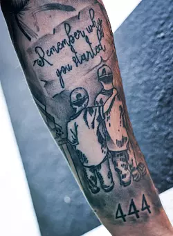 Luka Vuskovic und die dem Bruder gewidmete T&auml;towierung auf dem Unterarm. - &copy; Christian Charisius/dpa