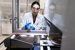 Noch sind die St&uuml;ckzahlen bescheiden: Nur einige Hundert Batteriezellen pro Tag verlassen anfangs das Werk. - &copy; Moritz Frankenberg/dpa