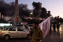 In Syrien mischt sich feierliche Stimmung mit Sorge vor neuer Gewalt im Land. - © Ugur Yildirim/DIA Photo/AP/dpa