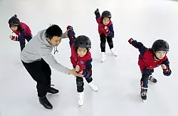 Schülerinnen und Schüler in China sollen auch mehr für Wintersportarten begeistert werden. (Archivbild) - © Zhang Chi/XinHua/dpa