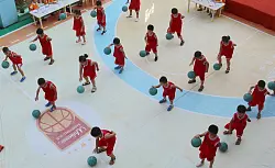 Chinesische Schulen sollen Kindern neben dem Sportunterricht die Möglichkeit geben, Ballsportarten zu spielen. (Archivbild) - © Li Jianping/SIPA Asia via ZUMA Wire/dpa
