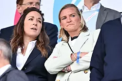 Stars von früher: UEFA-Frauenfußball-Direktorin Nadine Keßler (l) und Ex-DFB-Kapitänin Alexandra Popp. - © Sebastian Christoph Gollnow/dpa