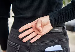 Wer die offene Hand zeigt und dann den Daumen in die Handfläche legt, signalisiert lautlos, dass er Unterstützung braucht. - © Bernd Diekjobst/dpa-tmn