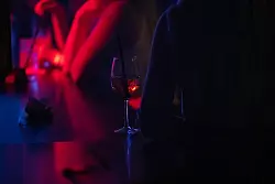 Die Frage «Ist Luisa hier?» gilt als Code, mit dem Frauen in Bars und Clubs sofortige und diskrete Hilfe vom Personal erhalten. - © Hannes P Albert/dpa/dpa-tmn