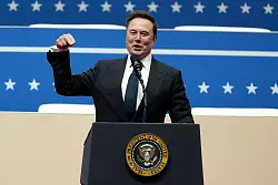 Der Tech-Milliardär und Trump-Vertraute Elon Musk startete einen verbalen Feldzug gegen die Behörde USAID. (Archivbild) - © Matt Rourke/AP/dpa