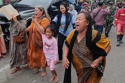 Viele Angeh&ouml;rige waren v&ouml;llig verzweifelt. - &copy; Trisnadi/AP/dpa