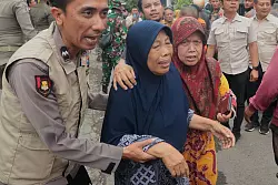 Angeh&ouml;rige bangten um ihre versch&uuml;tteten Kinder. - &copy; Trisnadi/AP/dpa