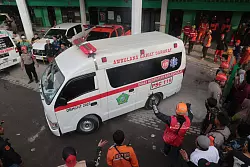 Zahlreiche Krankenwagen waren im Einsatz. - &copy; Trisnadi/AP/dpa