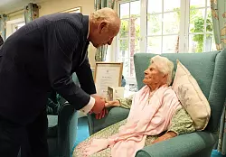 Kurz nach der Verabschiedung von US-Pr&auml;sident Donald Trump traf K&ouml;nig Charles III. in dieser Woche Ethel Caterham. - &copy; Jonathan Brady/PA Wire/dpa