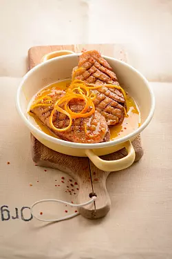 Orange verpasst der gebratenen Entenbrust einen fruchtigen Kick. - &copy; Manuela R&uuml;ther/dpa-tmn