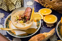 Die Maronencremesuppe mit gebratener Entenbrust wird mit gegens&auml;tzlichen Aromen getoppt: Pistazien sorgen f&uuml;r S&uuml;&szlig;e, die Gew&uuml;rzmischung Ras El Hanout f&uuml;r Sch&auml;rfe und die Orangenscheiben f&uuml;r fruchtige Aromen. - &copy; Christin Klose/dpa-tmn