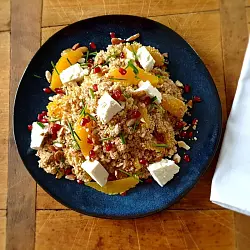 Mit ihrem Winter-Taboul&eacute; aus Couscous-Salat und Orangen sorgt die Bloggerin von &laquo;Mama kocht heute&raquo; f&uuml;r eine Extraportion Vitamine. - &copy; Petra Teetz/mama kocht heute/dpa-tmn