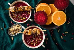 Die Rote-Bete-Suppe mit H&auml;hnchen-Sesam-Spie&szlig;en wird erst durch die Orangen richtig rund. - &copy; Christin Klose/dpa-tmn