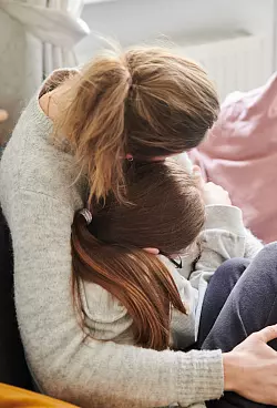 Nicht immer macht Schule auch Spaß. Wenn sich Schulangst breit macht, können Eltern ihren Kindern den Rücken stärken. - © Annette Riedl/dpa/dpa-tmn