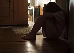 Körperliche Beschwerden wie Bauchschmerzen, Übelkeit, Erbrechen, Kopfschmerzen oder Schlafstörungen können bei Kindern auf Schulangst hinweisen. - © Silvia Marks/dpa-tmn