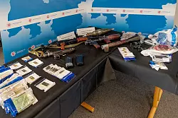 Nach der Festnahme der Ex-RAF-Terroristin Daniela Klette wurden in deren Wohnung unter anderem Kriegswaffen, Munition und Geld gefunden. (Archivbild) - &copy; -/LKA Niedersachsen/dpa