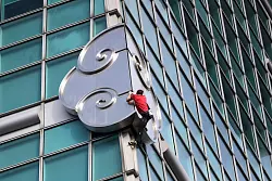 Hinter den B&uuml;rofenstern haben etliche Schaulustige den Extremsportler Honnold immer wieder fotografiert und jubelnd angefeuert. - &copy; ChiangYing-ying/AP/dpa