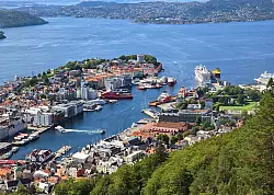 Blick vom Hausberg Fløyen: Bergen liegt zwischen den steilen Hängen einer Fjordlandschaft. - © Bettina Hagen/dpa-tmn