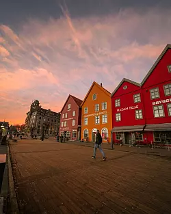 Bryggen ist das historische Hafenviertel Bergens. - © Espen Bakketun/Visit Bergen/visitbergen.com/dpa-tmn