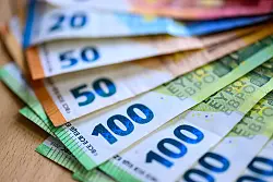 Erst Anfang 2025 hatte es eine Welle an Beitragserhöhungen gegeben. (Symbolbild) - © Hendrik Schmidt/dpa