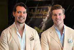 Das Unternehmen von «Dr. Rick und Dr. Nick» soll mit unzulässigen Bildern geworben haben. - © Federico Gambarini/dpa