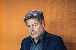 W&uuml;tende Bauern haben Vizekanzler Habeck in Schl&uuml;ttsiel in Schleswig-Holstein am Verlassen einer F&auml;hre gehindert. - &copy; Michael Kappeler/dpa