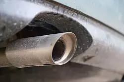 Die EU-Kommission hat die Pl&auml;ne f&uuml;r ein striktes Verbrenner-Aus angepasst. - &copy; Sebastian Kahnert/dpa