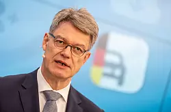 Bundesverkehrsminister Schnieder: &laquo;Die Automobilindustrie ist die Leitindustrie in Deutschland.&raquo; - &copy; Michael Kappeler/dpa