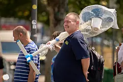 Vom Ventilator bis zur Klimaanlage: Arbeitgeber sind in der Pflicht. (Archivbild) - © Vadim Ghirda/AP/dpa